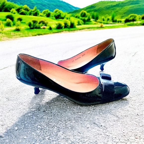 Salvatore Ferragamo Black Patent Leather Vara Bow Shoes 8.5 AA - Picture 2 of 10